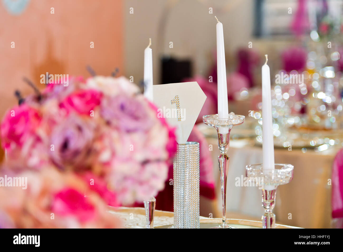 Apoyo candle set elegante en su mesa de luz natural Foto de stock