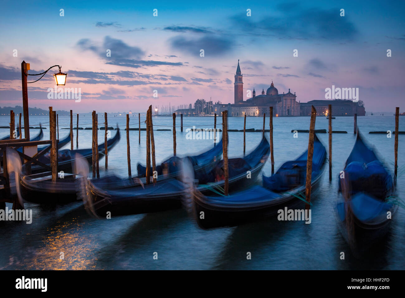 Pre-alba luz sobre las góndolas y San Giorgio Maggiore, Venecia, Véneto, Italia Foto de stock