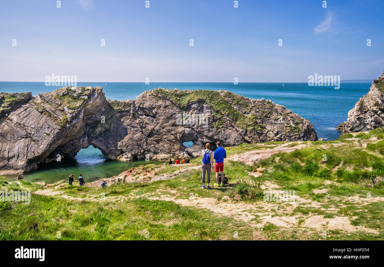Gran Bretaña, al Suroeste de Inglaterra, en Dorset, la Costa Jurásica, Lulworth Cove, estratos de piedra caliza plegada en la ensenada de agujero de escalera Foto de stock