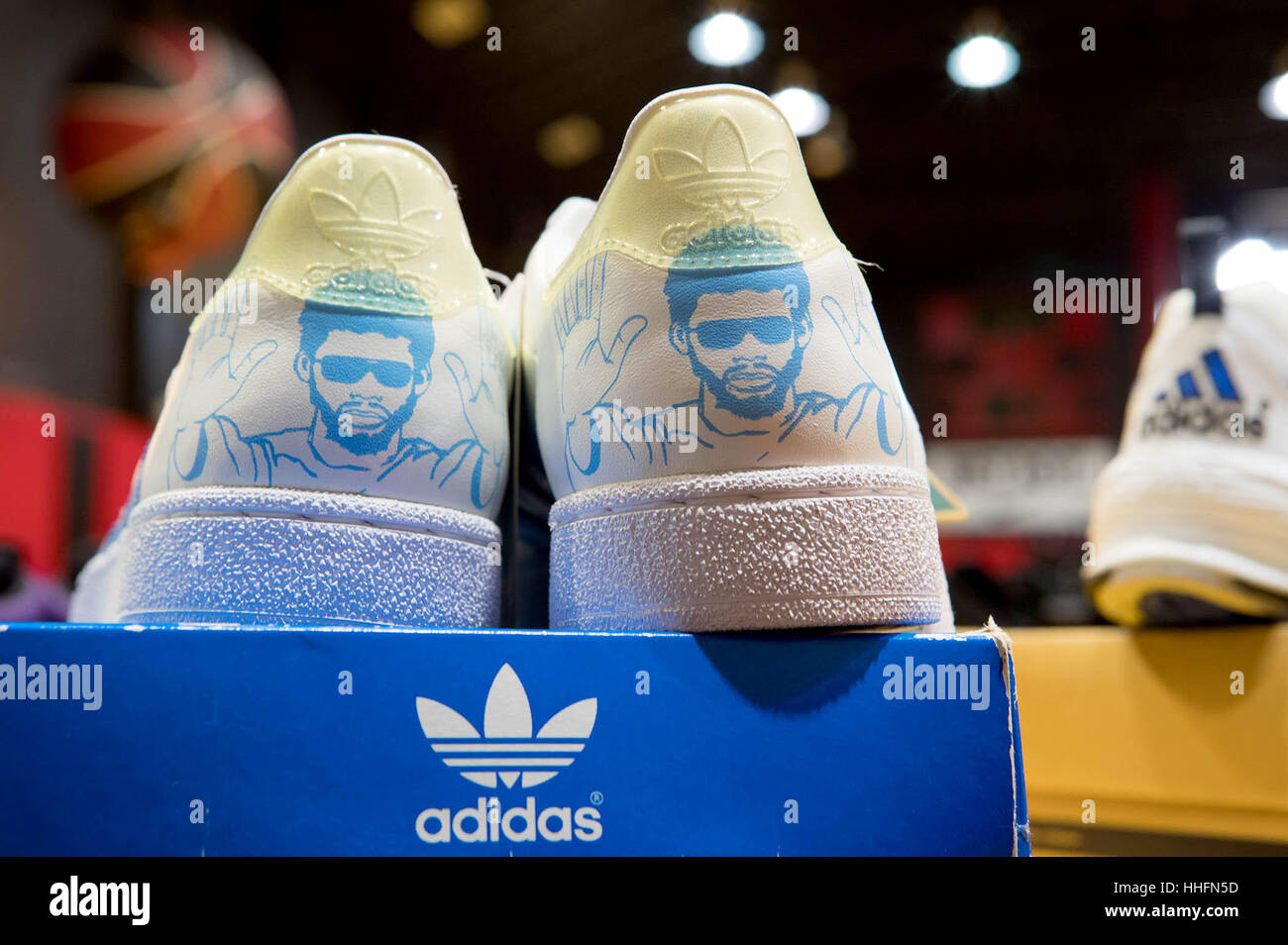 Boca Raton, USA. 18 ene, 2017. Adidas con Kareem Abdul Jabaar la imagen en  el talón son parte de los polluelos con patadas vintage colección de  zapatillas. La familia de Ariana Peters,