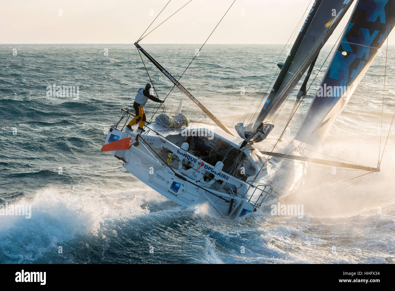 Regata Vendée Globe 2017: Armel Le Cléac'h a bordo del Banque Populaire VIII monocasco de vela (2017/01/19) Foto de stock