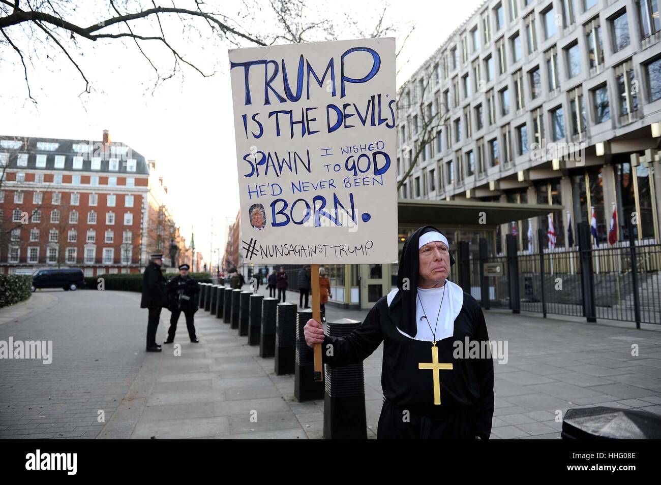 Donald Trump manifestante vestida como una monja en la embajada estadounidense en Londres, Reino Unido Foto de stock