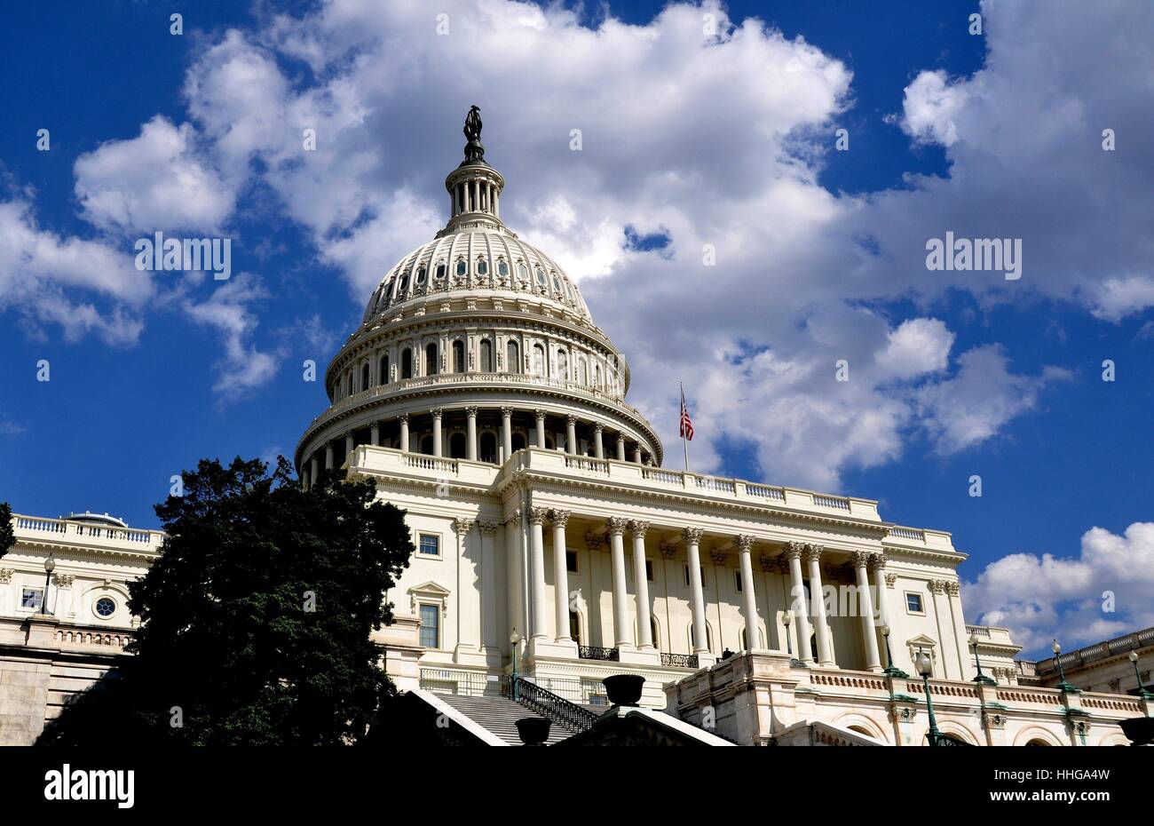 Washington, DC - El 9 de abril de 2014: El frente occidental con el centro del ala y gran cúpula del Capitolio de EE.UU. Foto de stock