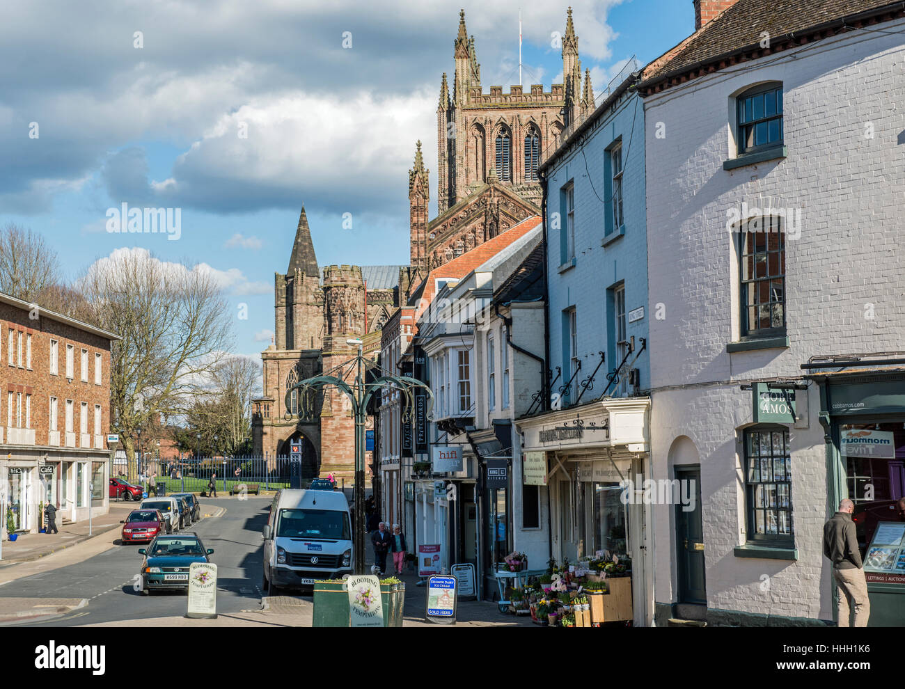 King Street, en la ciudad de Hereford, Herefordshire, Inglaterra, mostrando parte de Hereford Cathedral Foto de stock