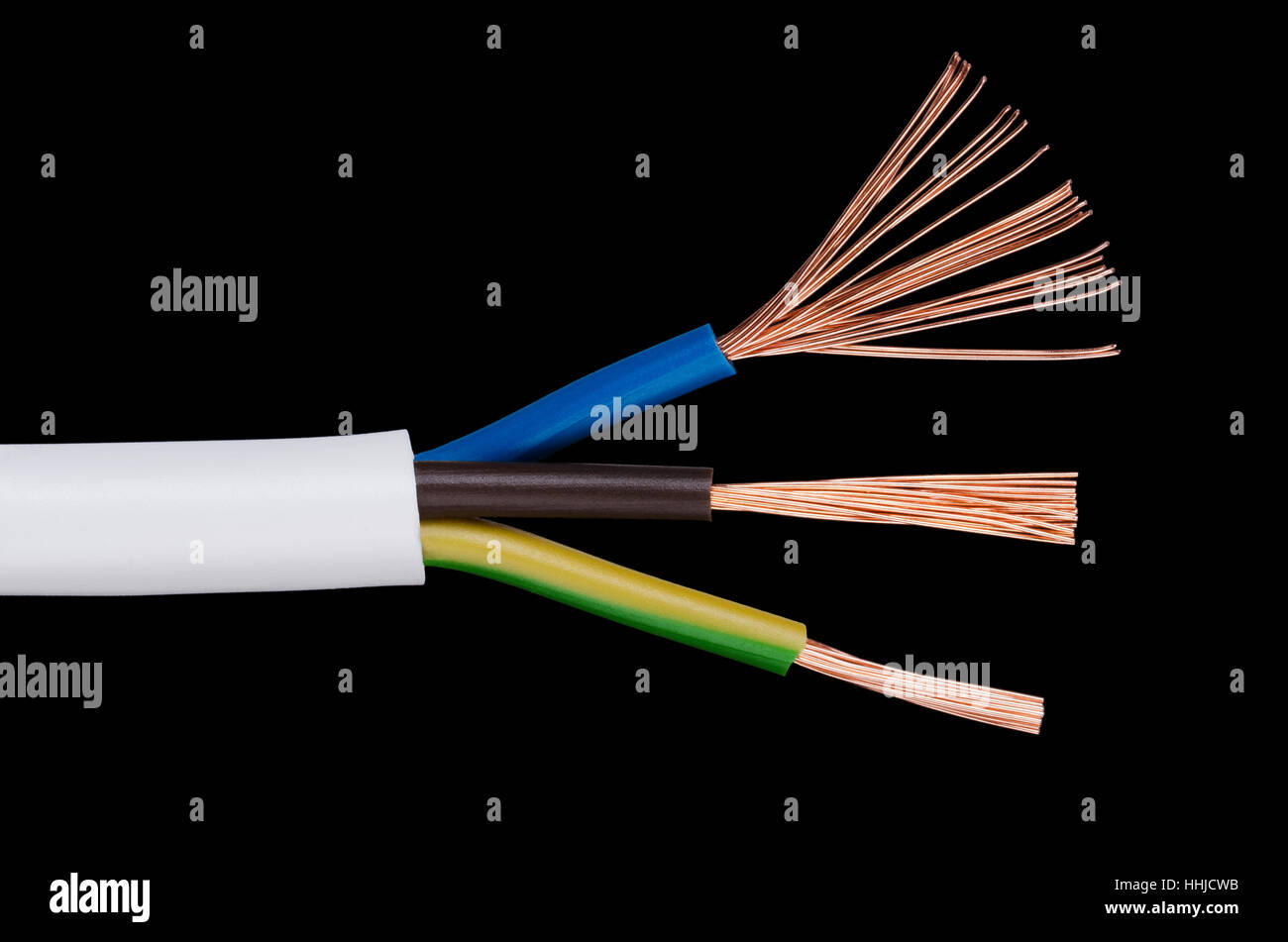 Cable de alimentación eléctrica estándar IEC sobre fondo negro. Sección transversal. Chaqueta de cable, cable de aislamiento. Foto de stock