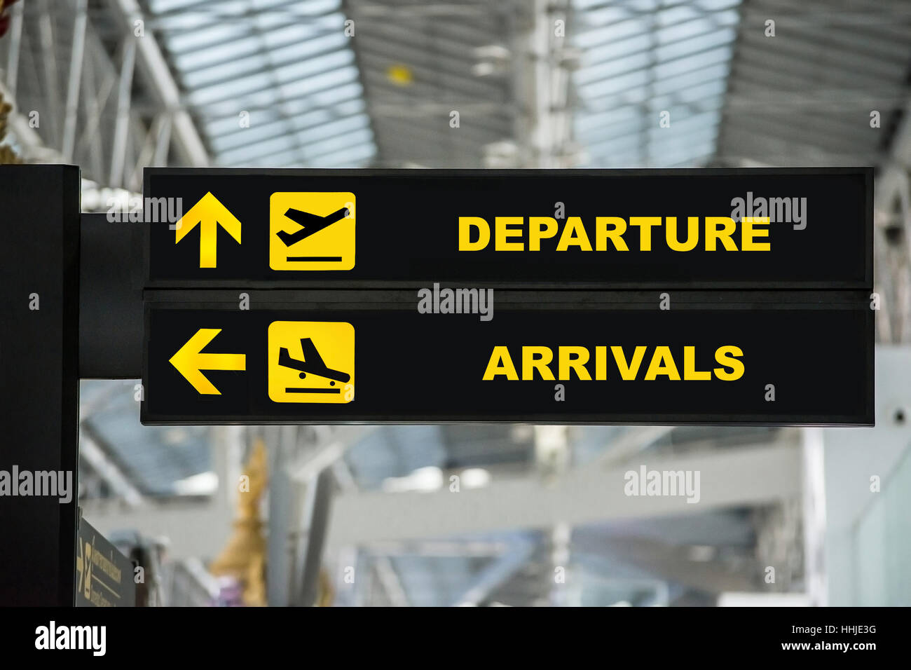 Información de llegada y salida del aeropuerto junta firmar en la terminal en el aeropuerto. Foto de stock