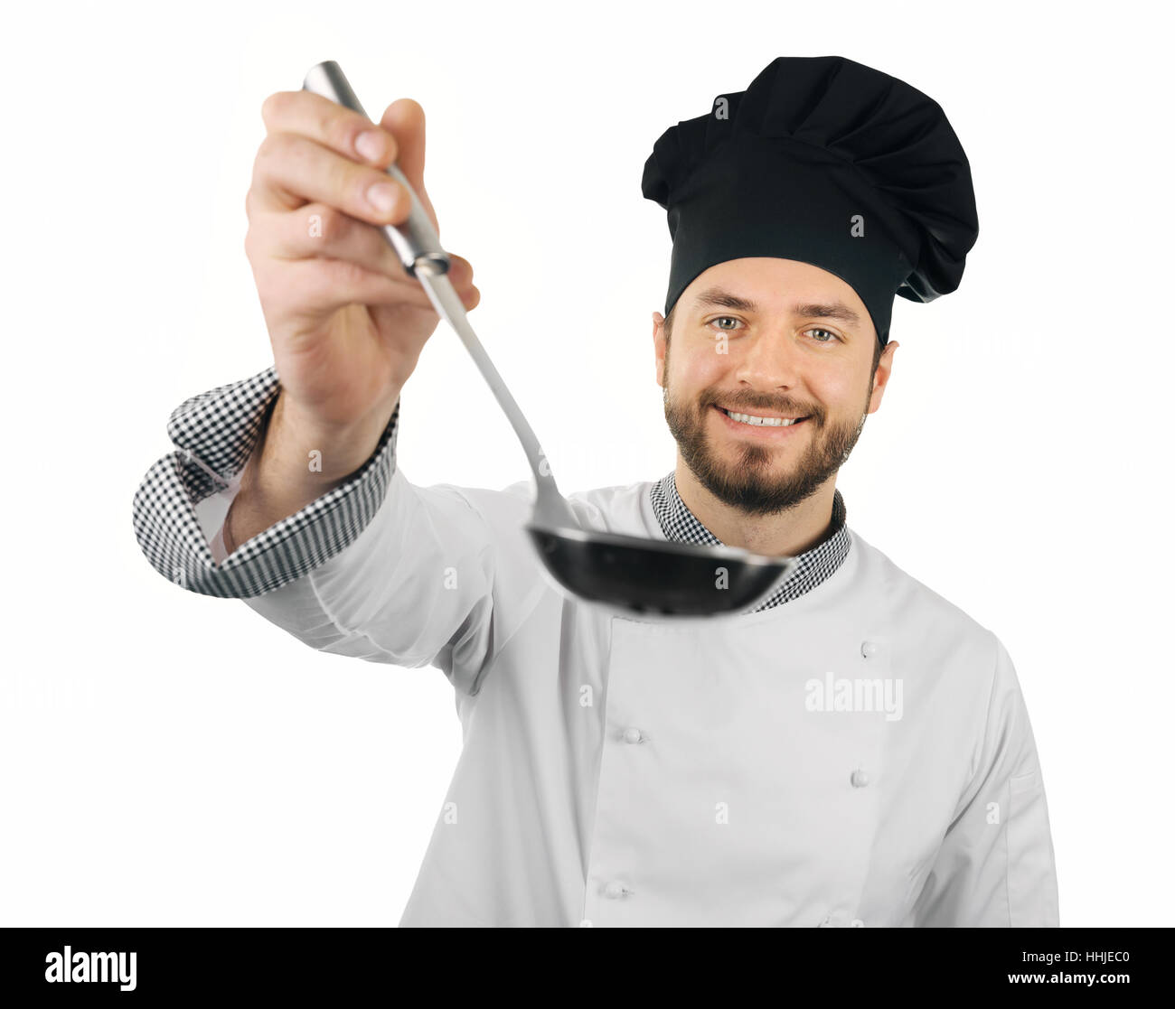 Cocinero hombre con cucharón en mano aislado sobre fondo blanco. Foto de stock