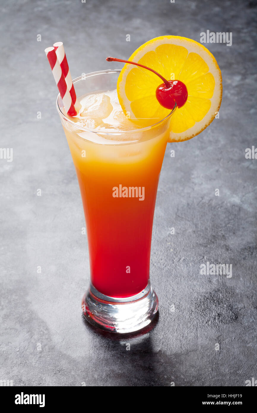 Tequila Sunrise Cocktail A La Mesa De Piedra Oscura Fotografia De Stock Alamy