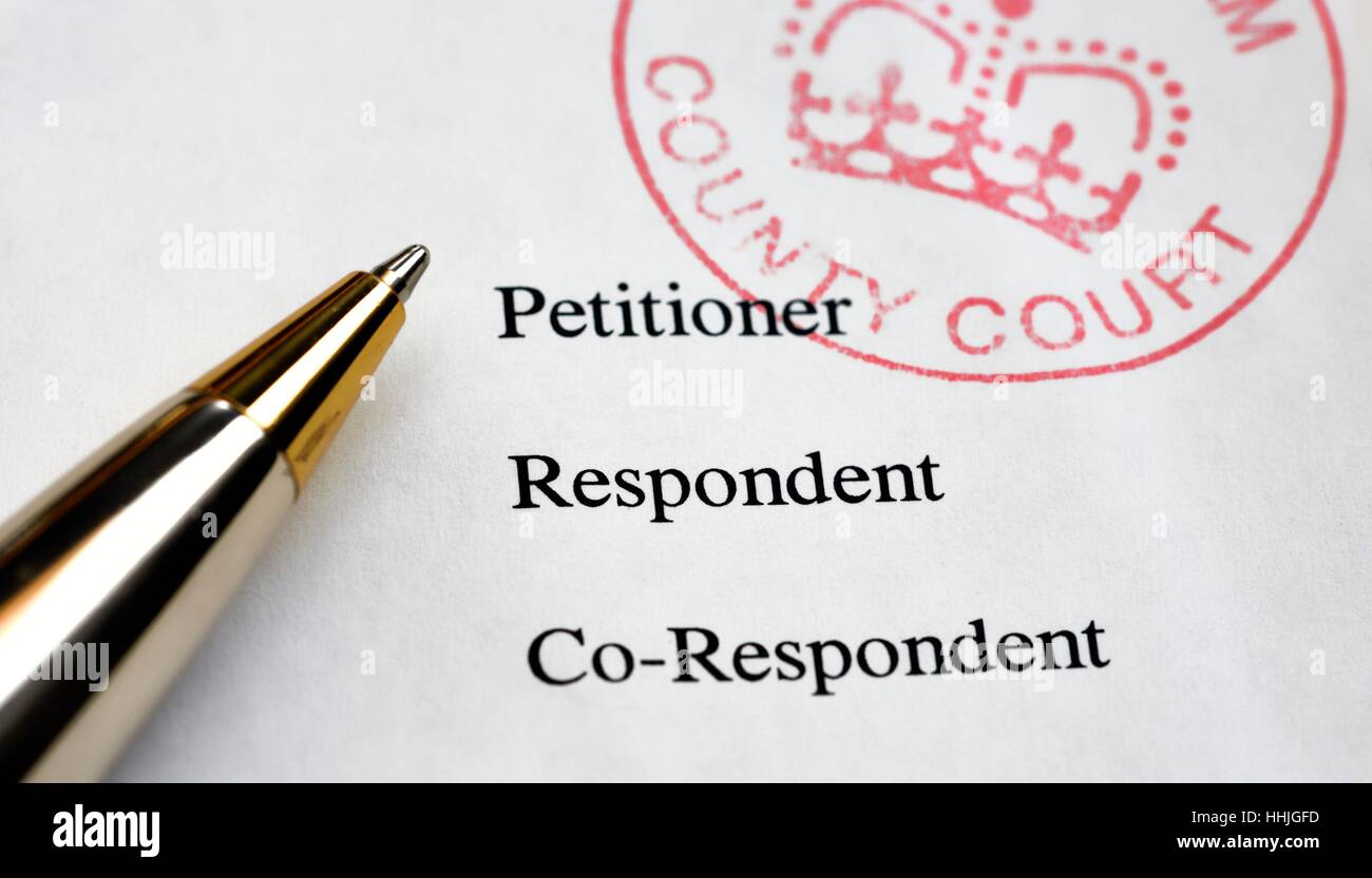 Papeles de divorcio el tribunal del condado, el peticionario,demandado,co-demandado y una lapicera para firmar. Foto de stock