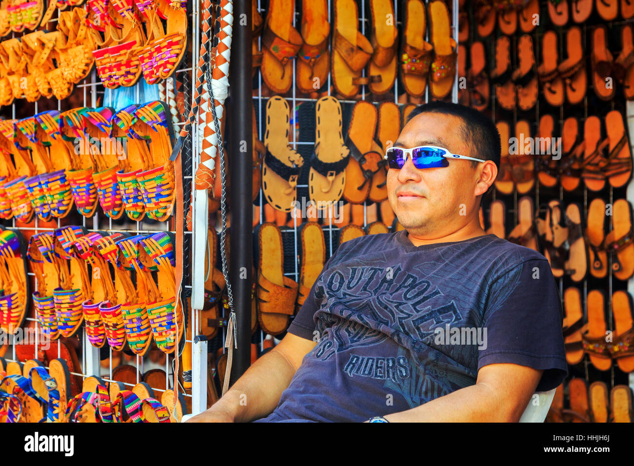 Hombre venta de zapatos de cuero hechos a mano en un mercado callejero en  5th Avenue, Riviera Maya, Playa del Carmen, México Fotografía de stock -  Alamy