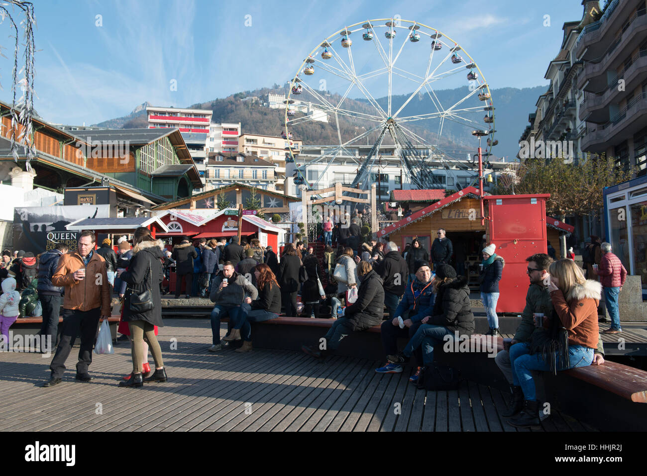 Mercado de Navidad con rueda de Ferris en Montreux, Suiza Foto de stock