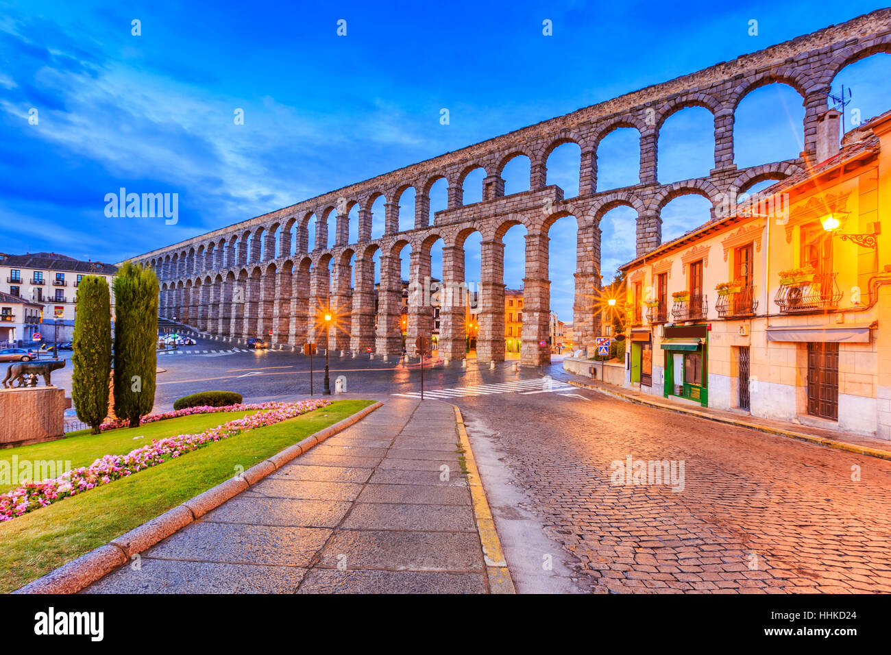 Segovia, España. La Plaza del Azoguejo y el antiguo acueducto romano. Foto de stock