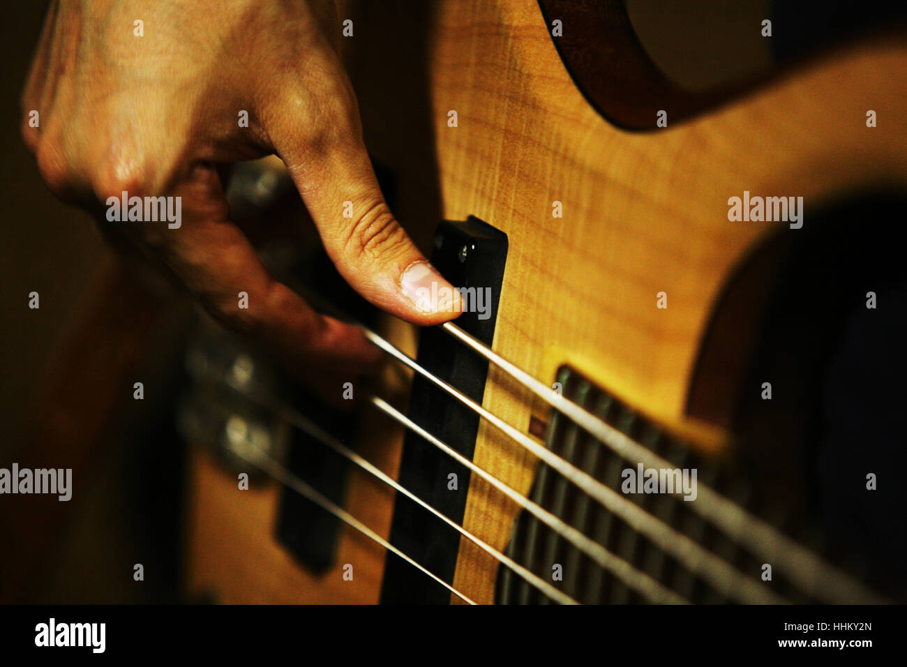 Bass y la mano, la música es hermosa Foto de stock