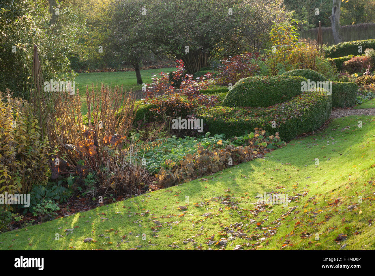 Jardín de la casa de Fawley. De noviembre de 2016. Tiered 2,5 acres de jardín con césped, árboles maduros, cobertura formal, arroyo y caminos de grava. Foto de stock