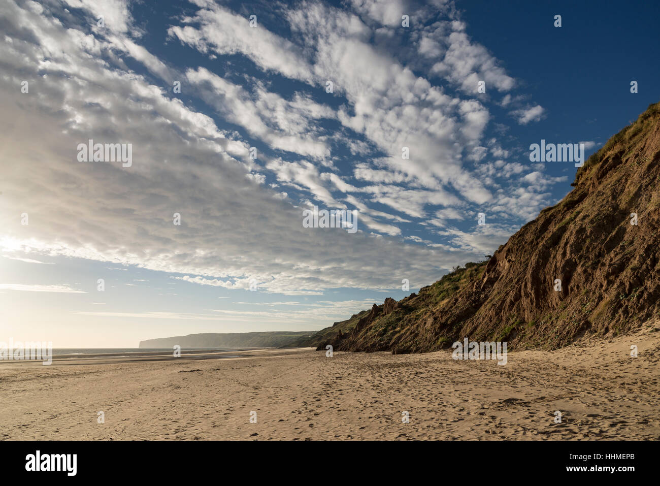 Big Sky arriba Speeton Sands en Filey Bay, en la costa de North Yorkshire, Inglaterra. Foto de stock