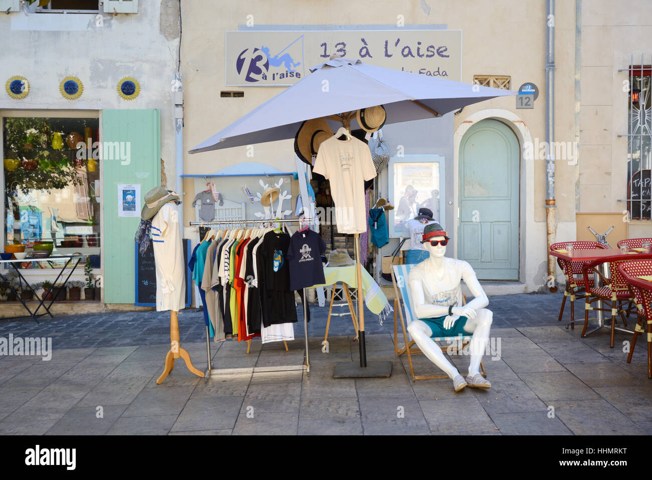 Tienda de ropa boutique o puesto en el mercado Panier Marseille Francia Foto de stock