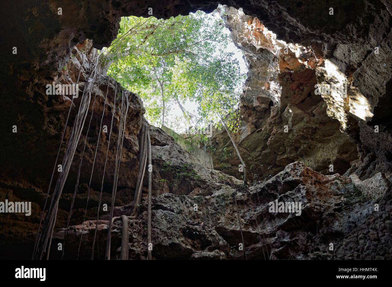 Salir de la cueva de Loltun, Grutas de Loltún, Oxkutzcab, Yucatán, México Foto de stock