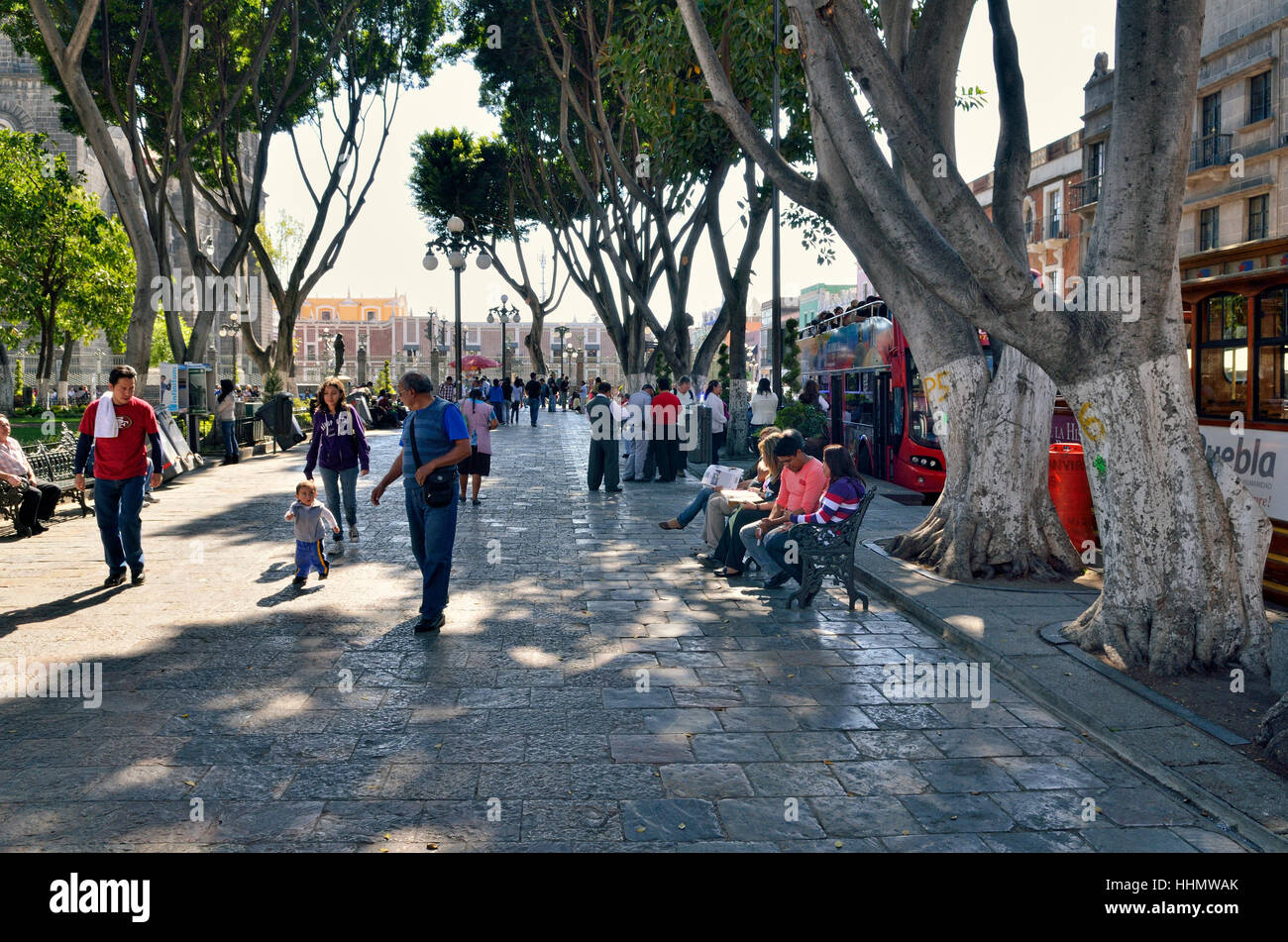 La gente en el Zocalo, la plaza principal, Puebla, Estado de Puebla, México Foto de stock