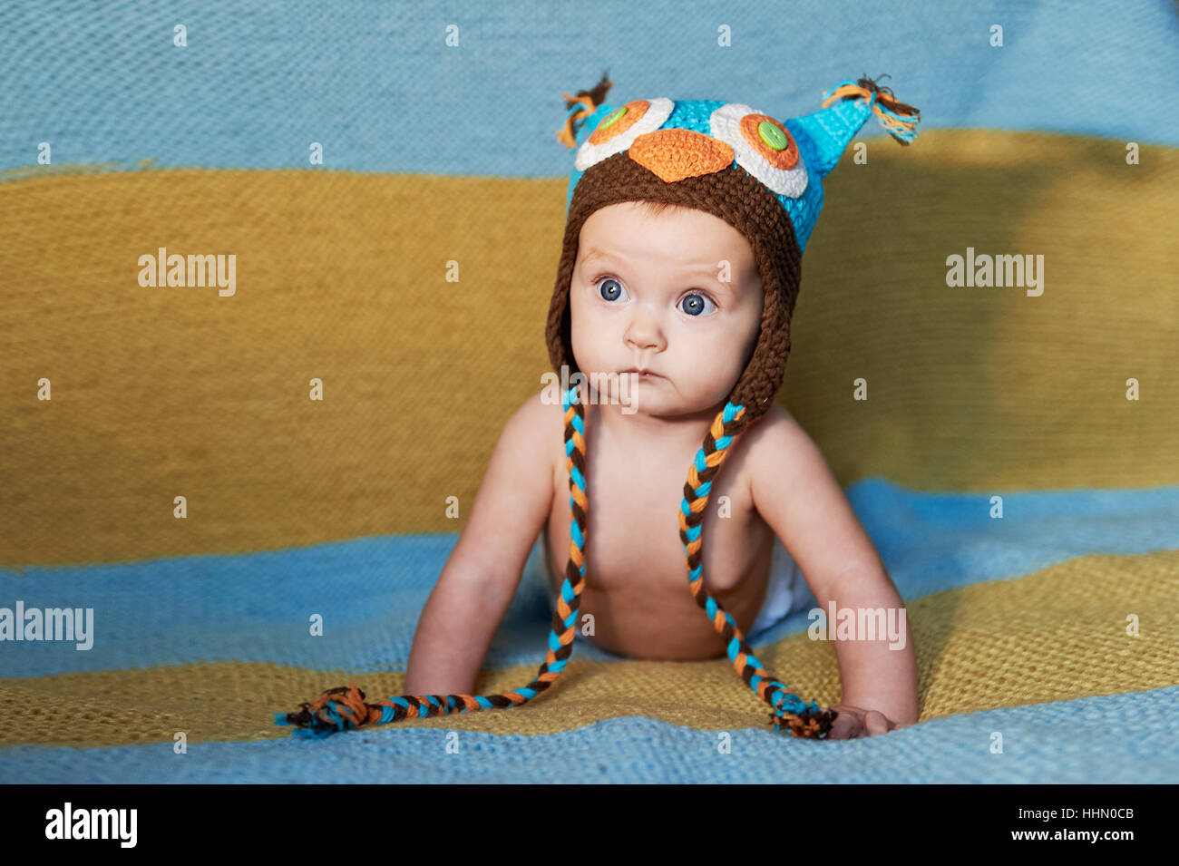 Pequeno Bebe Recien Nacido Con Grandes Ojos Hat Tejer Sobre Un Fondo Liso Fotografia De Stock Alamy