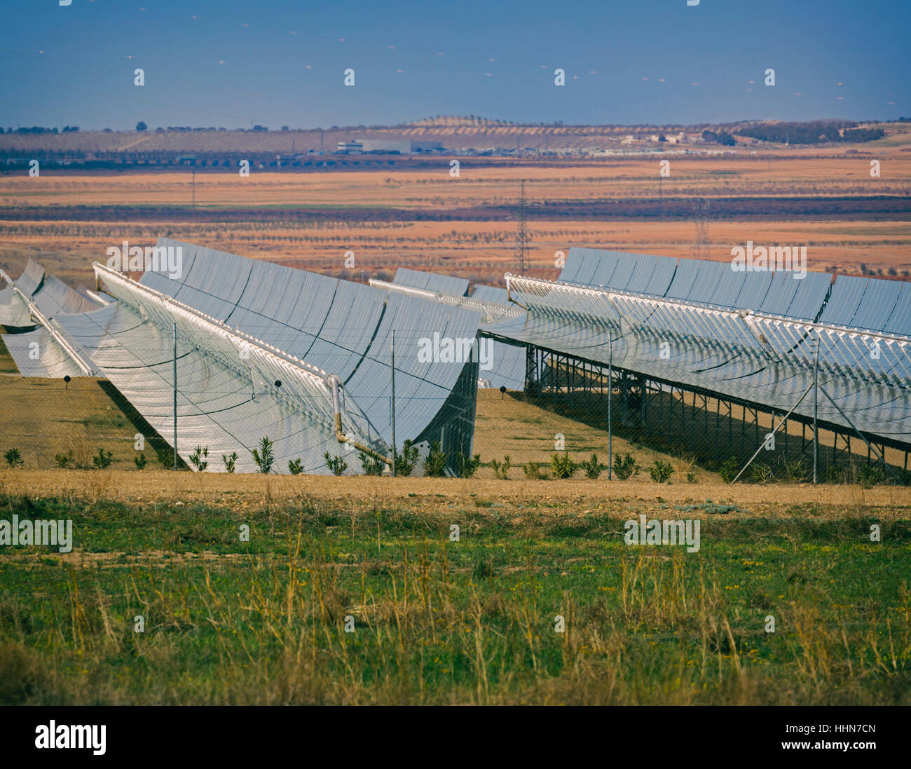Cerca de Guadix, provincia de Granada, en Andalucía, al sur de España. Colectores parabólicos Andasol en la estación de energía solar. Foto de stock