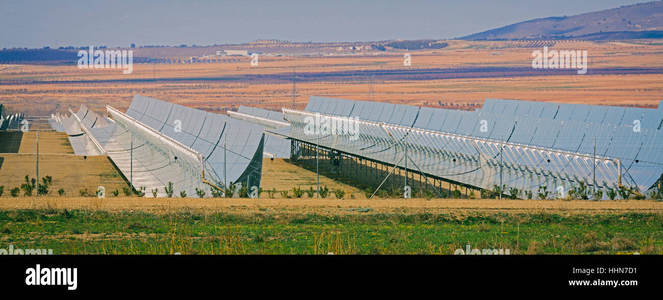 Cerca de Guadix, provincia de Granada, en Andalucía, al sur de España. Colectores parabólicos Andasol en la estación de energía solar. Foto de stock