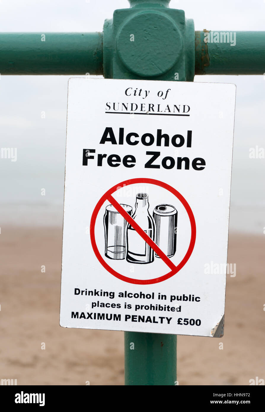 Signo de zona libre de alcohol, de la ciudad de Sunderland, véase en la localidad costera de Roker, Inglaterra, Reino Unido. Foto de stock