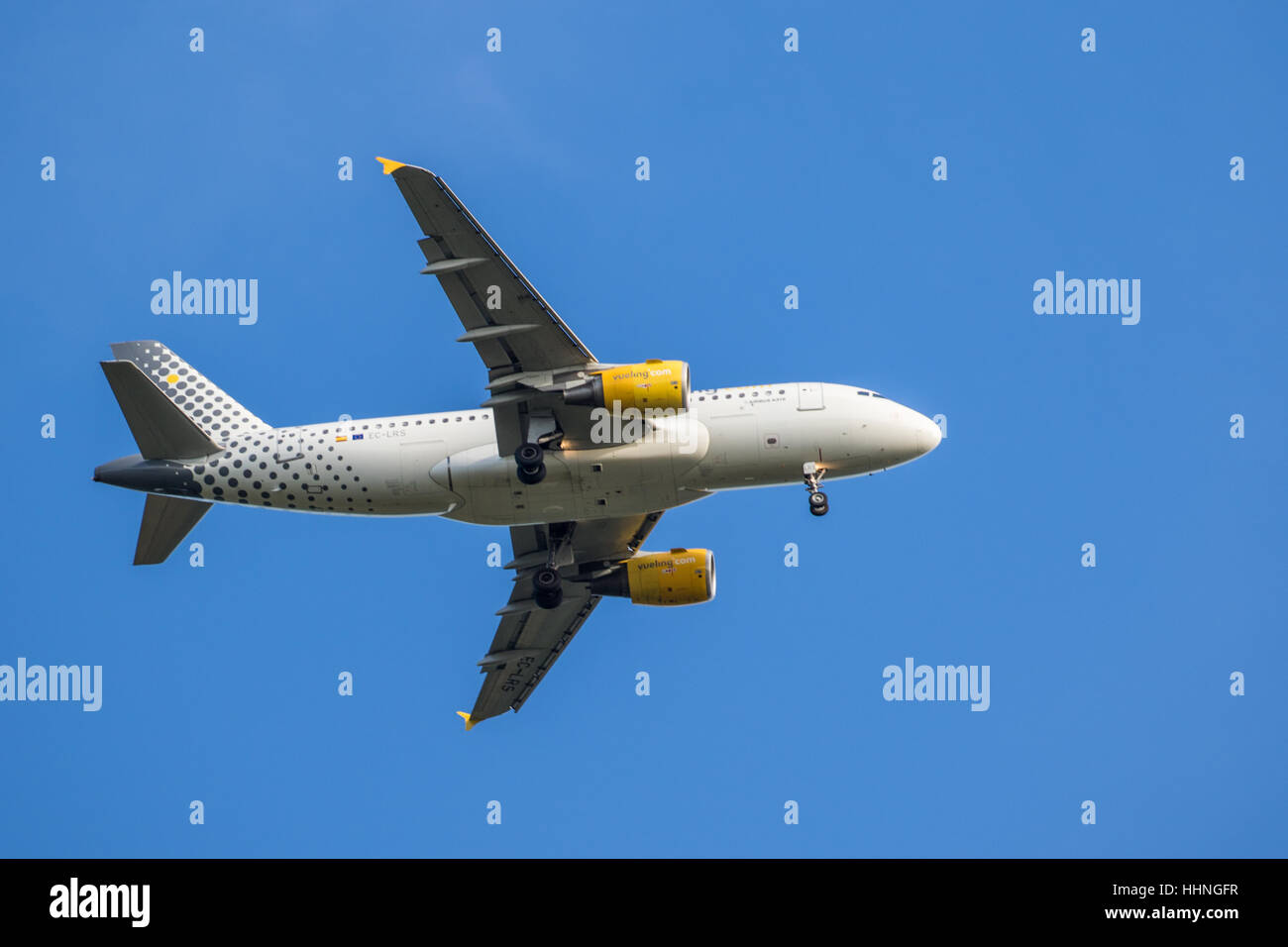Vueling avión Airbus A319 EC-LRS cerca de Gatwick Foto de stock