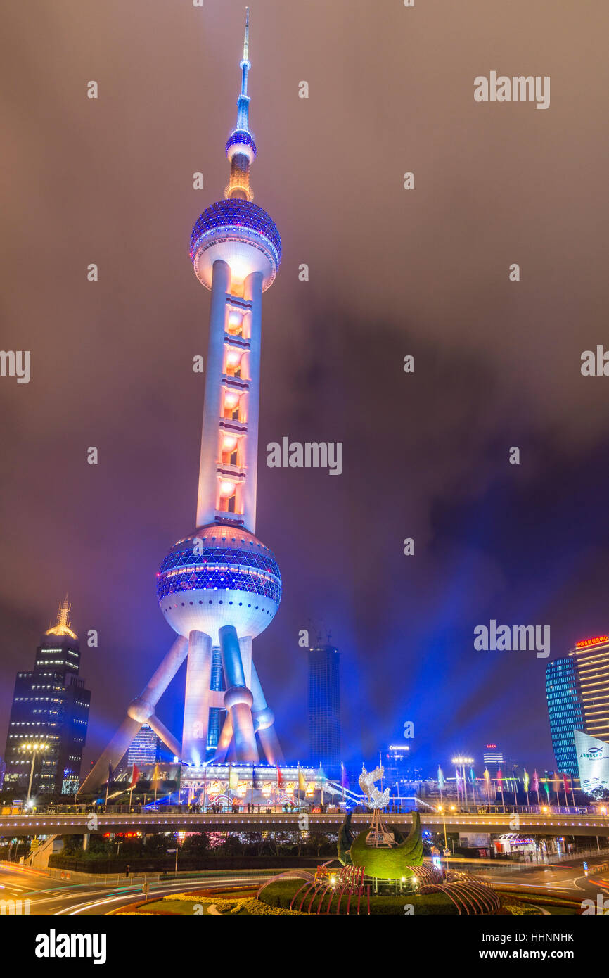 La Oriental Pearl Tower iluminado en la noche, Shanghai, China Foto de stock