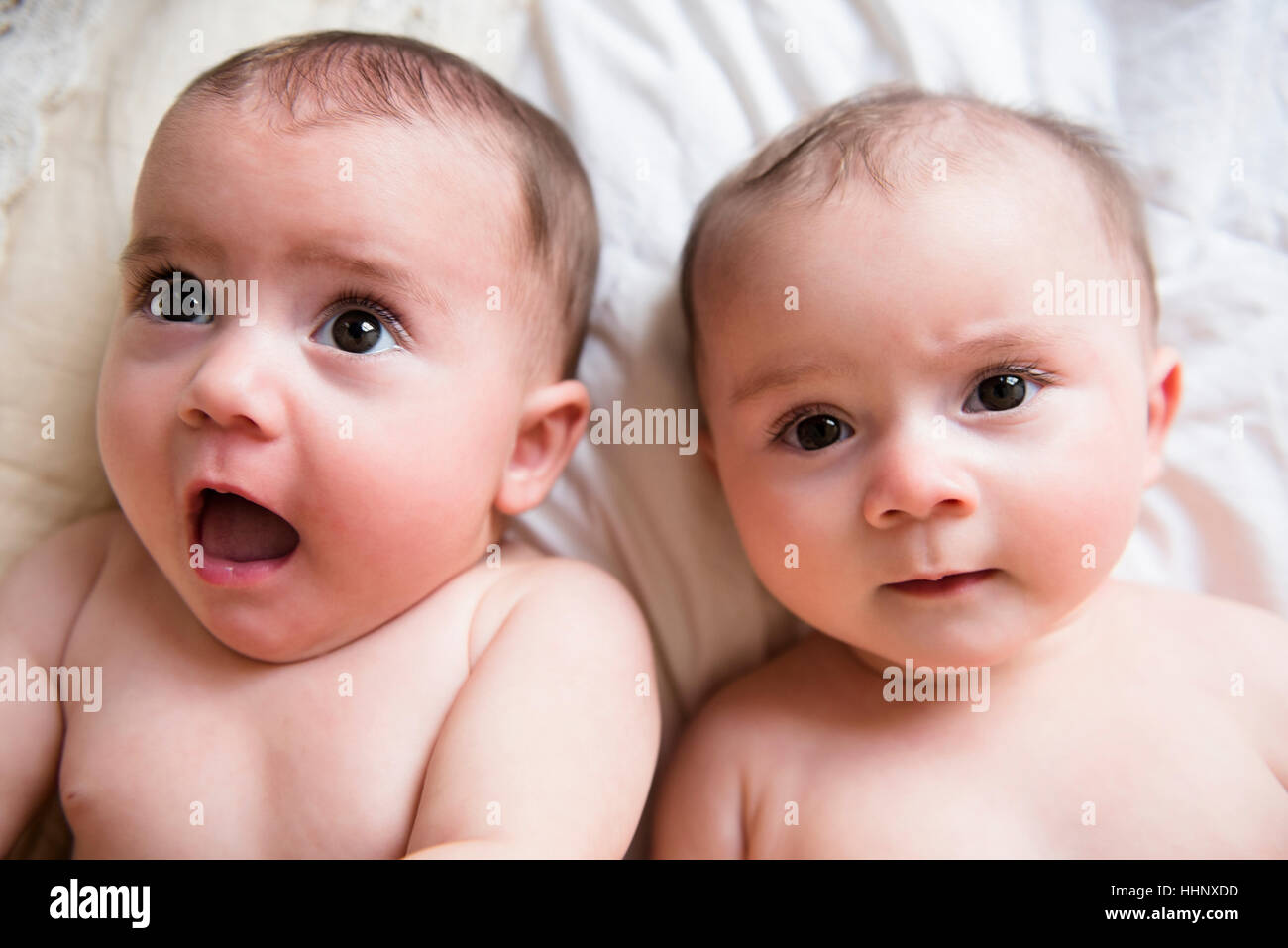 Rostros sorprendidos de caucásico twin bebé niña Foto de stock