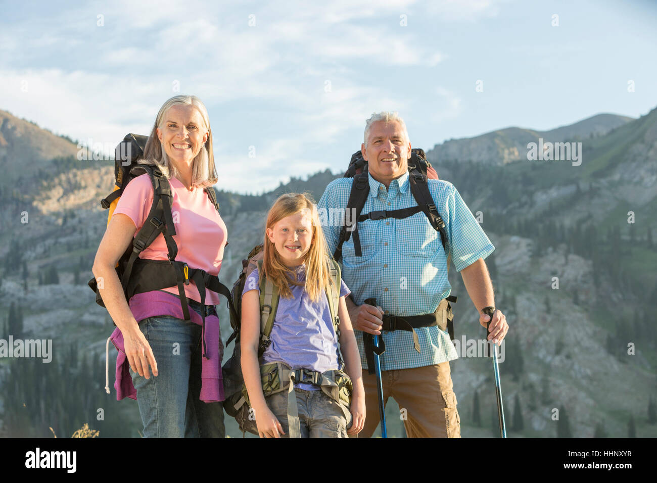 Los abuelos y nieta del Cáucaso senderismo en la montaña Foto de stock