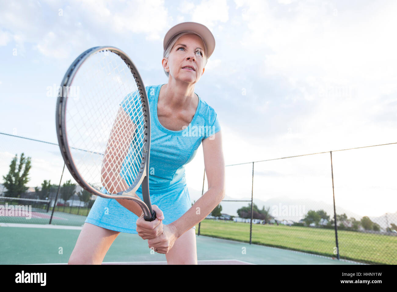 Mujer caucásica la celebración de raqueta de tenis Foto de stock