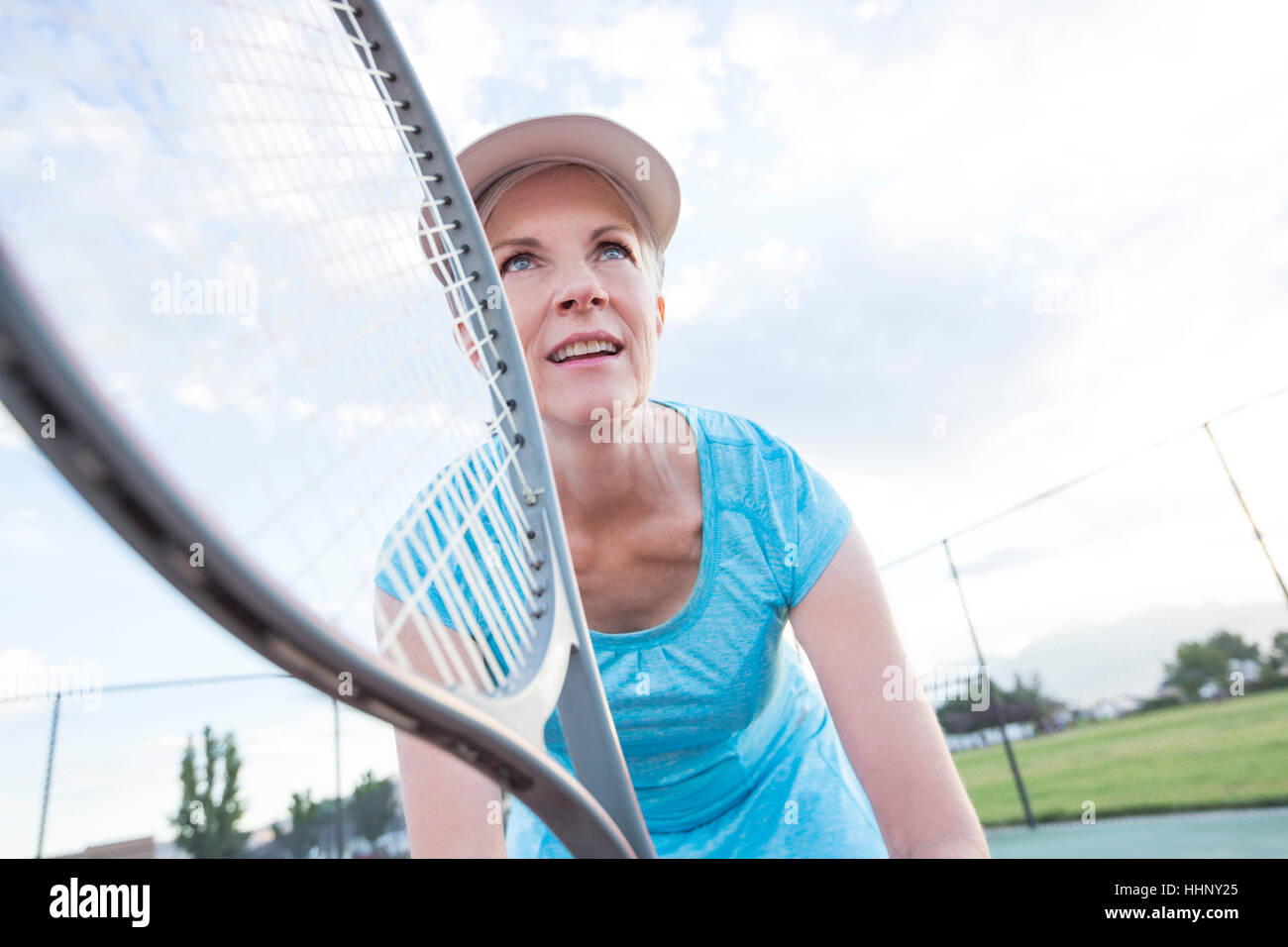 Mujer caucásica la celebración de raqueta de tenis Foto de stock
