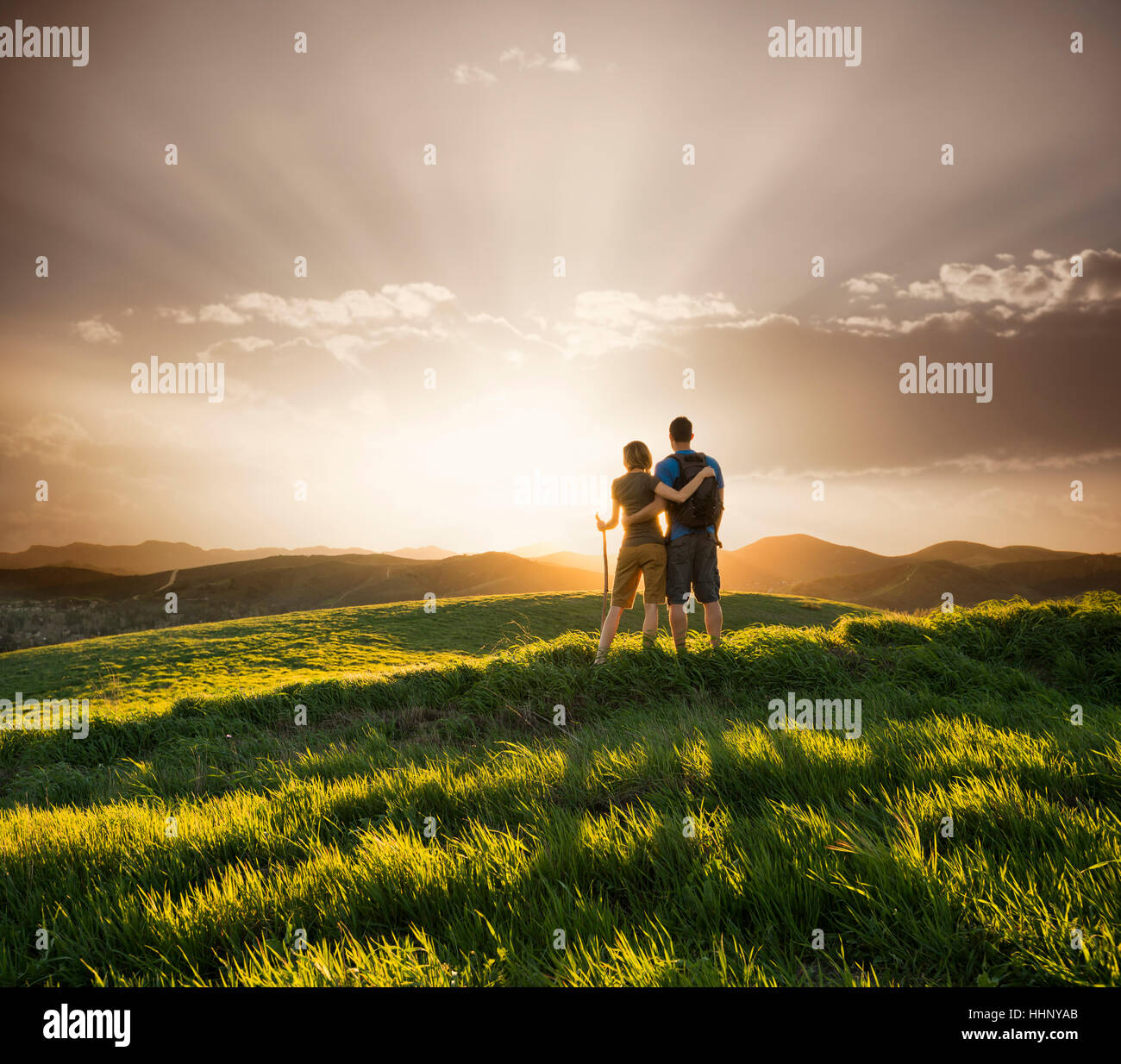 Silueta de pareja alejándose fotografías e imágenes de alta resolución