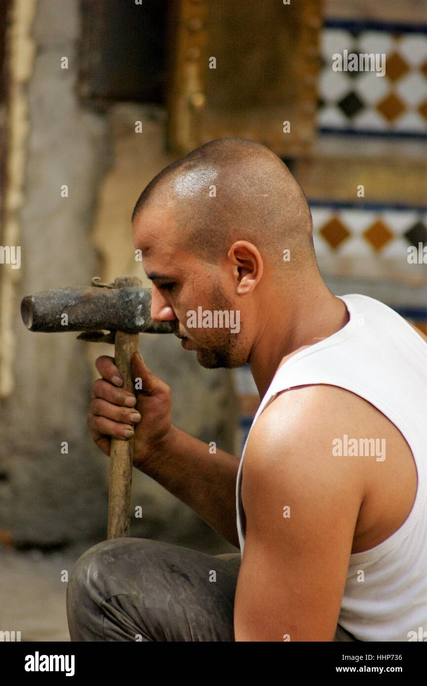Artesano en el metal works área de Fez, Marruecos. Foto de stock