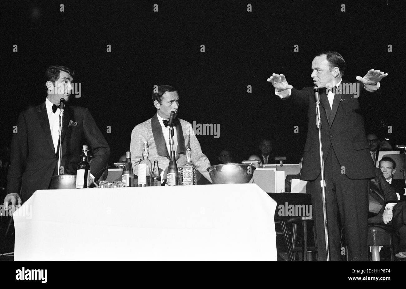 Dean Martin, Joey Bishop, y Frank Sinatra en el escenario Foto de stock