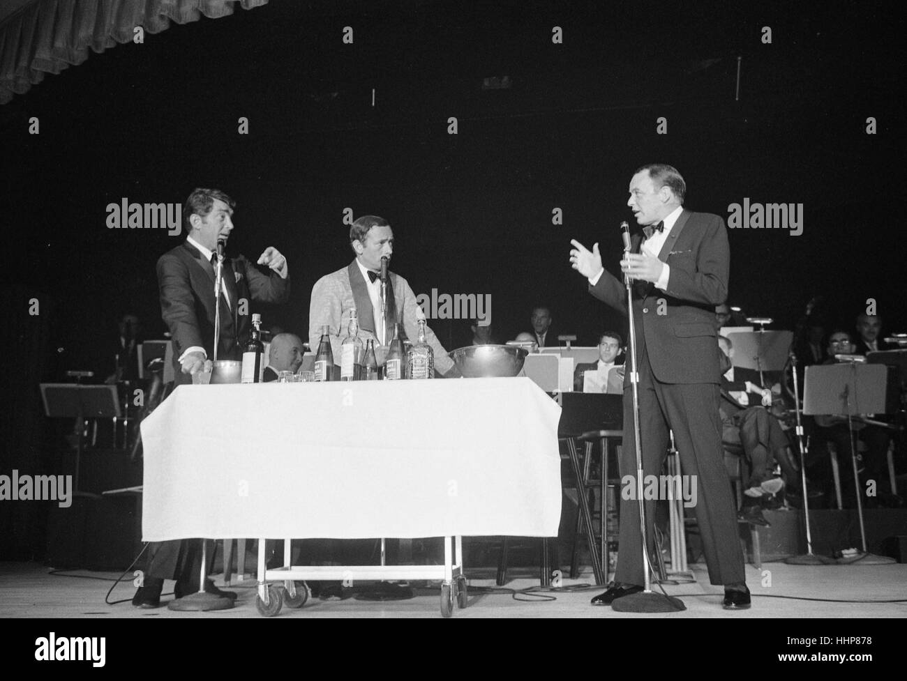 Dean Martin, Joey Bishop, y Frank Sinatra en el escenario Foto de stock