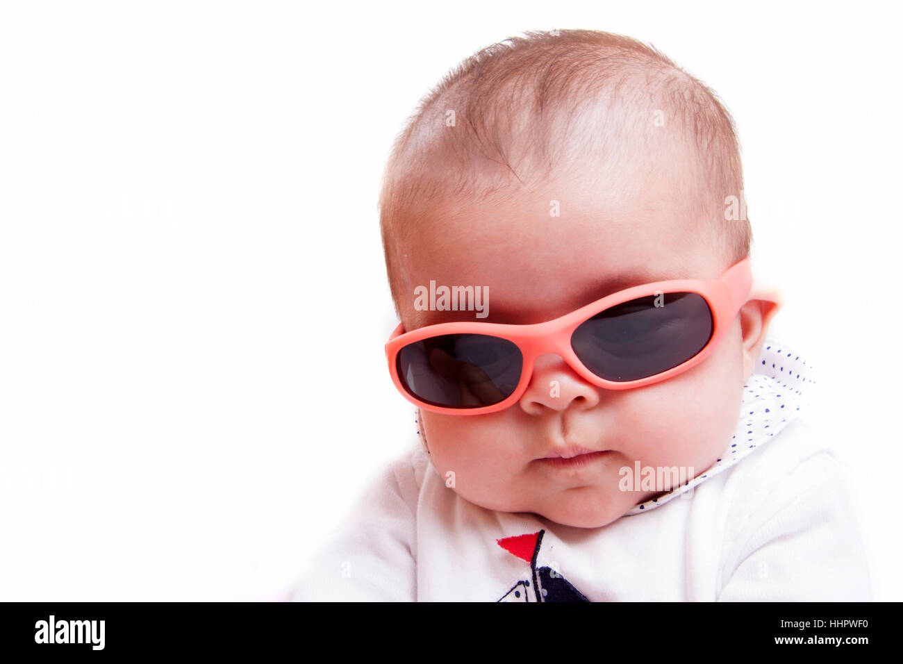 bebe con gafas de sol