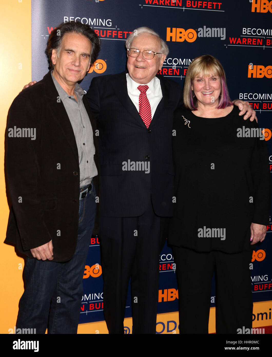 Nueva York, Estados Unidos. 19 ene, 2017. El empresario Warren Buffett con  sus hijos Peter Buffett y Susie Buffett en el estreno mundial de la  película de HBO 
