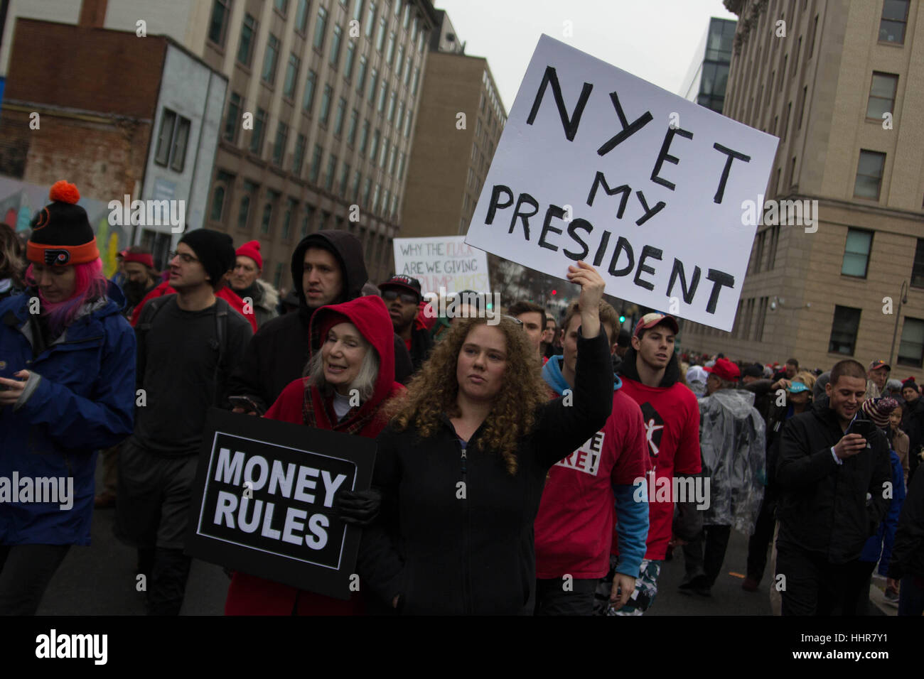 Washington, Estados Unidos. 20 ene, 2017. Los manifestantes marzo, bloquear el tráfico de pie y enfrentamiento con la policía en el Capitolio de EE.UU. puntos de entrada para la inauguración de Donald Trump, Viernes, 20 de enero de 2017. Crédito: Michael Candelori/Alamy Live News Foto de stock