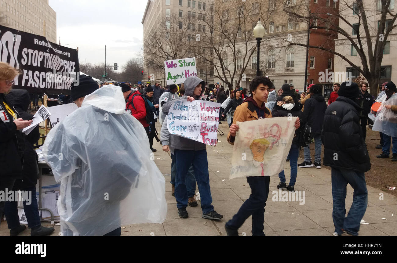 Washington, Estados Unidos. 20 ene, 2017. Los manifestantes de marzo a lo largo del desfile inaugural presidencial en Washington, el viernes, 20 de enero de 2017. Crédito: Ales Zapotocky/CTK Foto/Alamy Live News Foto de stock