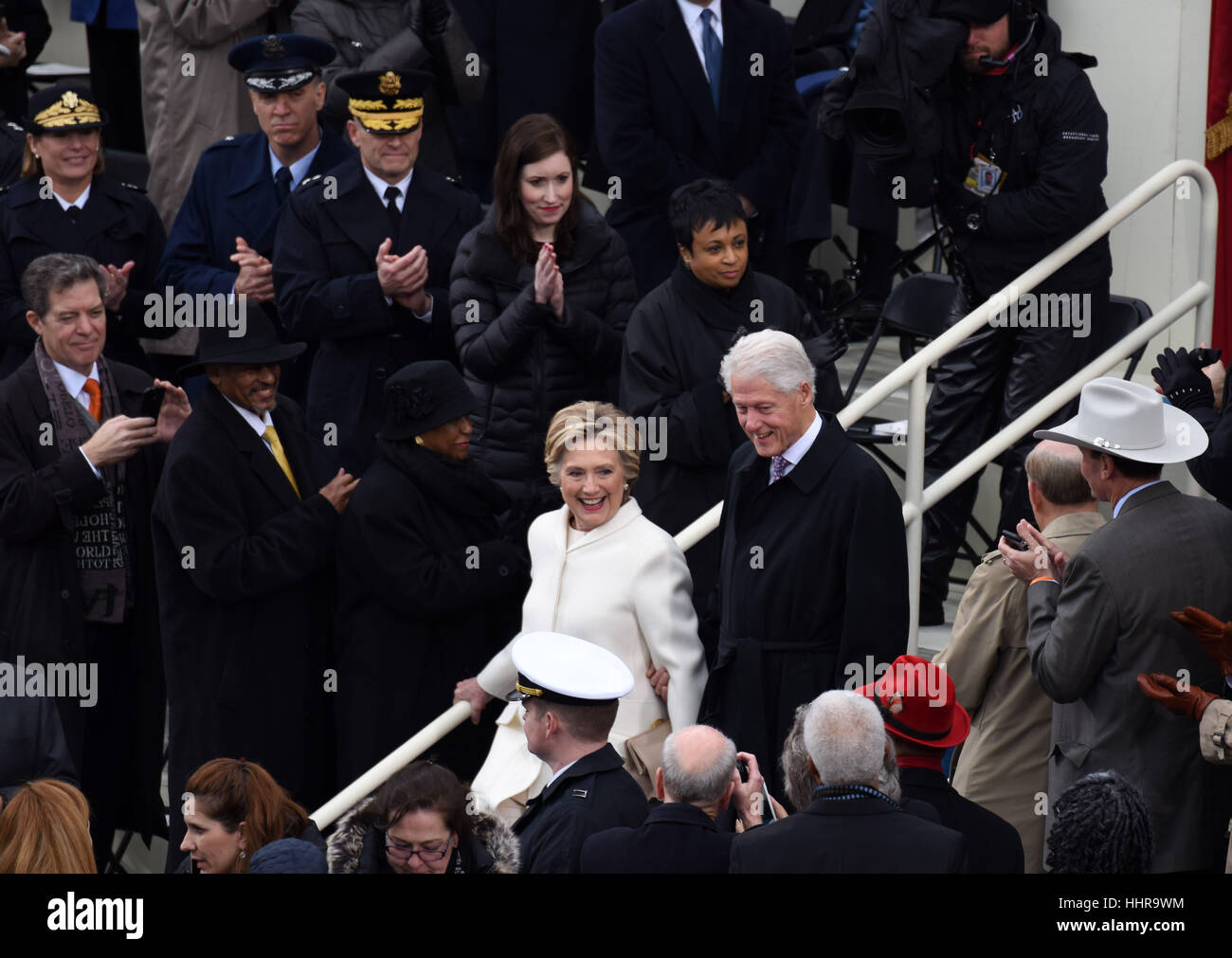Washington, Estados Unidos. 20 ene, 2017. El ex presidente estadounidense Bill Clinton y su esposa Hillary Clinton llegan por Donald Trump presidencial la ceremonia de inauguración que tuvo lugar en el Capitolio de los Estados Unidos en Washington, DC, Estados Unidos, el 20 de enero, 2017. Crédito: Bogu Yin/Xinhua/Alamy Live News Foto de stock