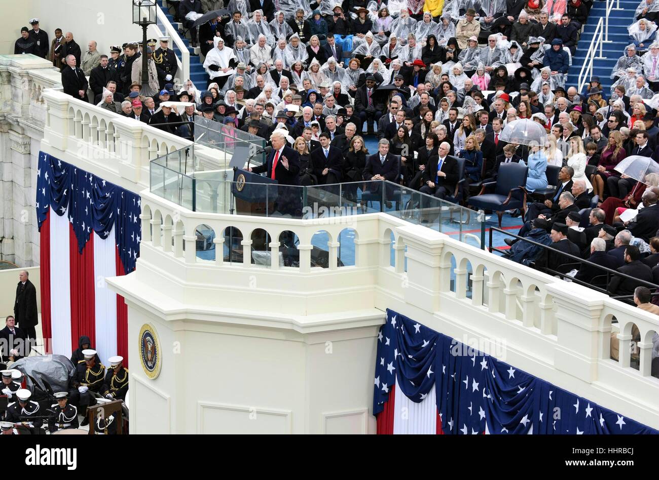 Washington, Estados Unidos. 20 ene, 2017. El Presidente de Estados Unidos, Donald Trump, pronuncia su discurso inaugural después juró como el 45º presidente de los Estados Unidos durante la ceremonia de toma de mando presidencial en el Capitolio de EE.UU. Crédito: Bogu Yin/Xinhua/Alamy Live News Foto de stock