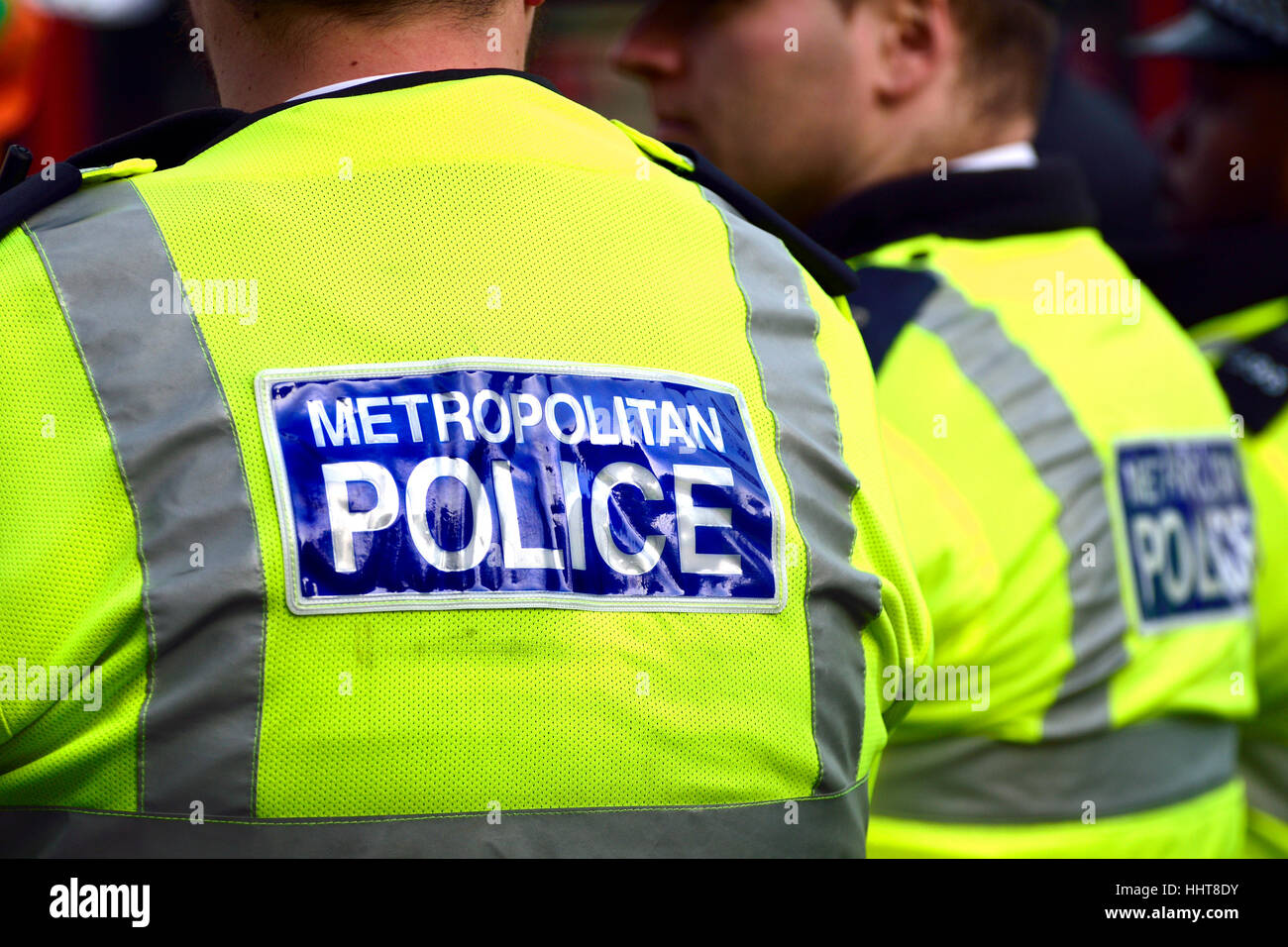 Londres, Inglaterra, Reino Unido. Funcionarios de la policía metropolitana en deber en hi-vis chaquetas Foto de stock