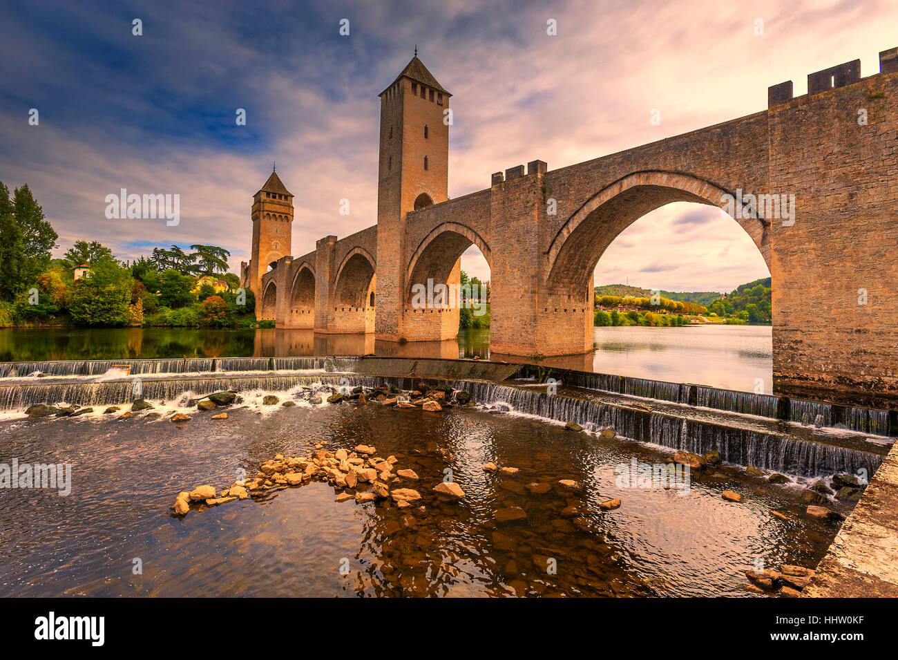 Puente,Francia,torres medievales,,río,agua,valantre,cahors,fortificada Foto de stock