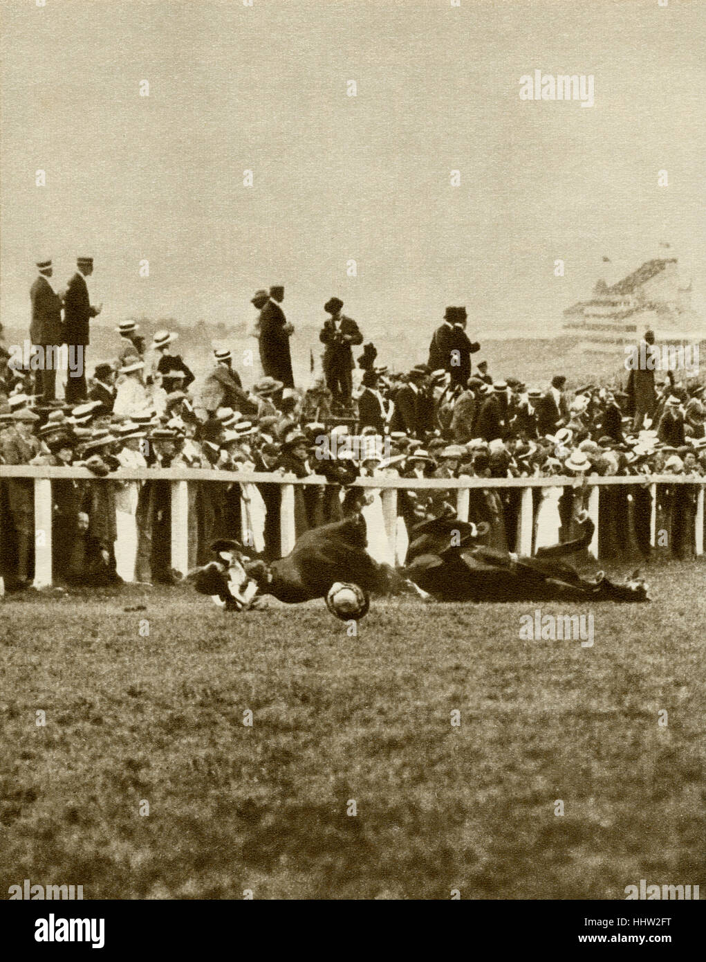 Suffragette Emily Davidson (11 de octubre de 1872 - 8 de junio de 1913) se lanza bajo el caballo del rey George V (Anmer) en el Epsom Foto de stock