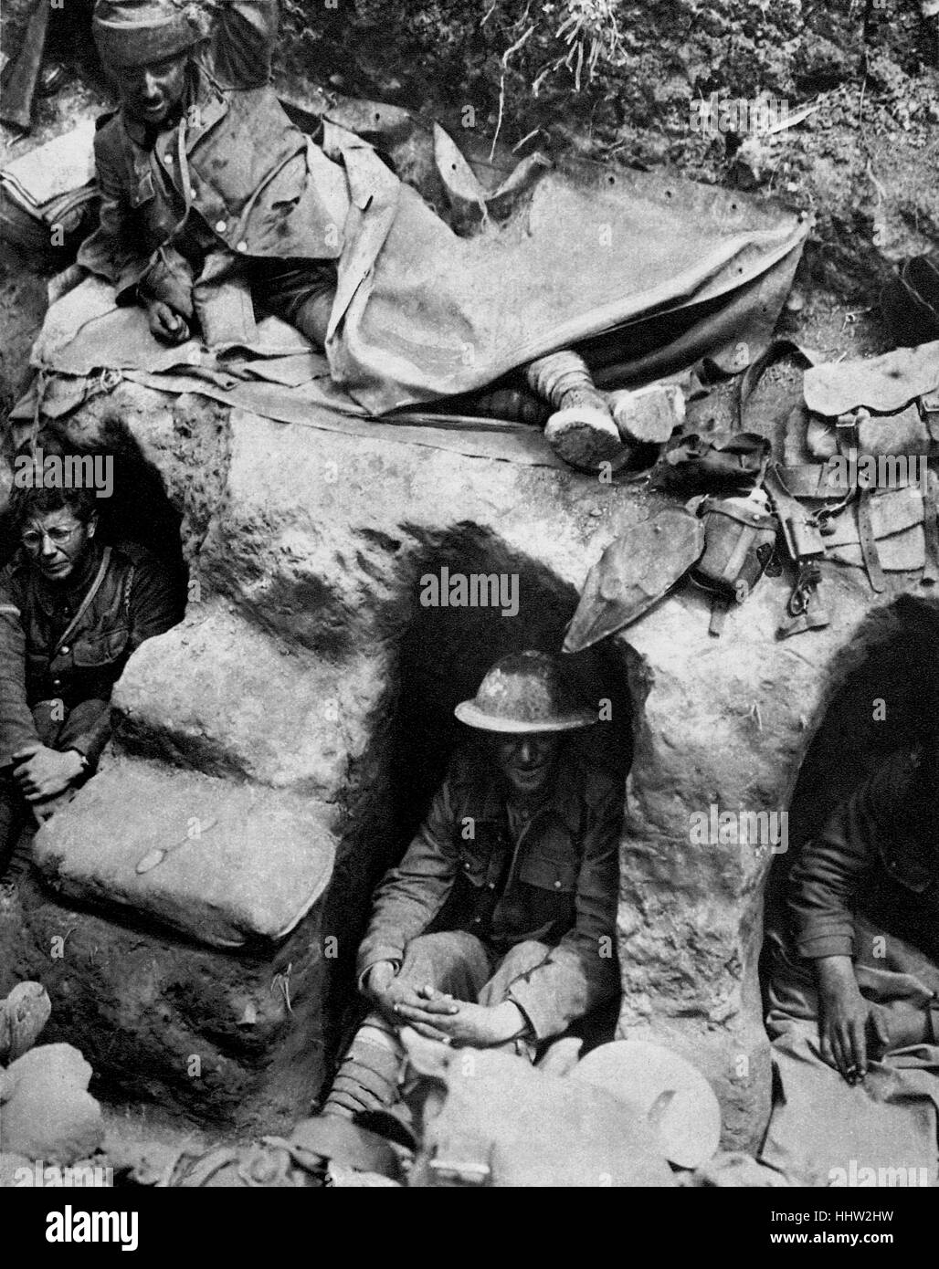 Soldados del Regimiento Fronterizo ocupando los agujeros "funk" en la primera línea de trincheras en madera Thiepval, Primera Guerra Mundial, 1916 Foto de stock