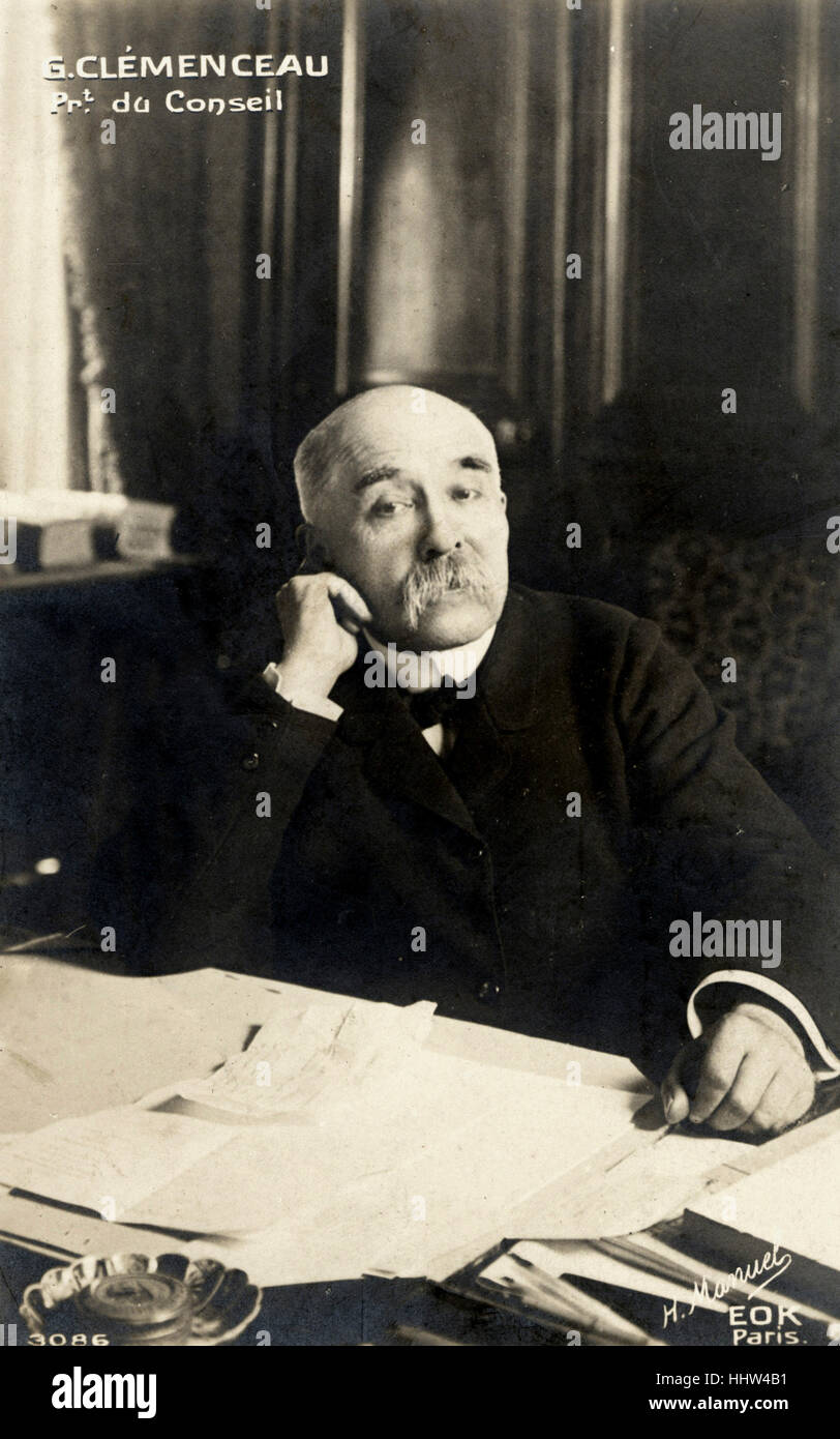 Georges Clemenceau sentados frente al escritorio. El Primer Ministro francés, 1841-1929. Foto de stock