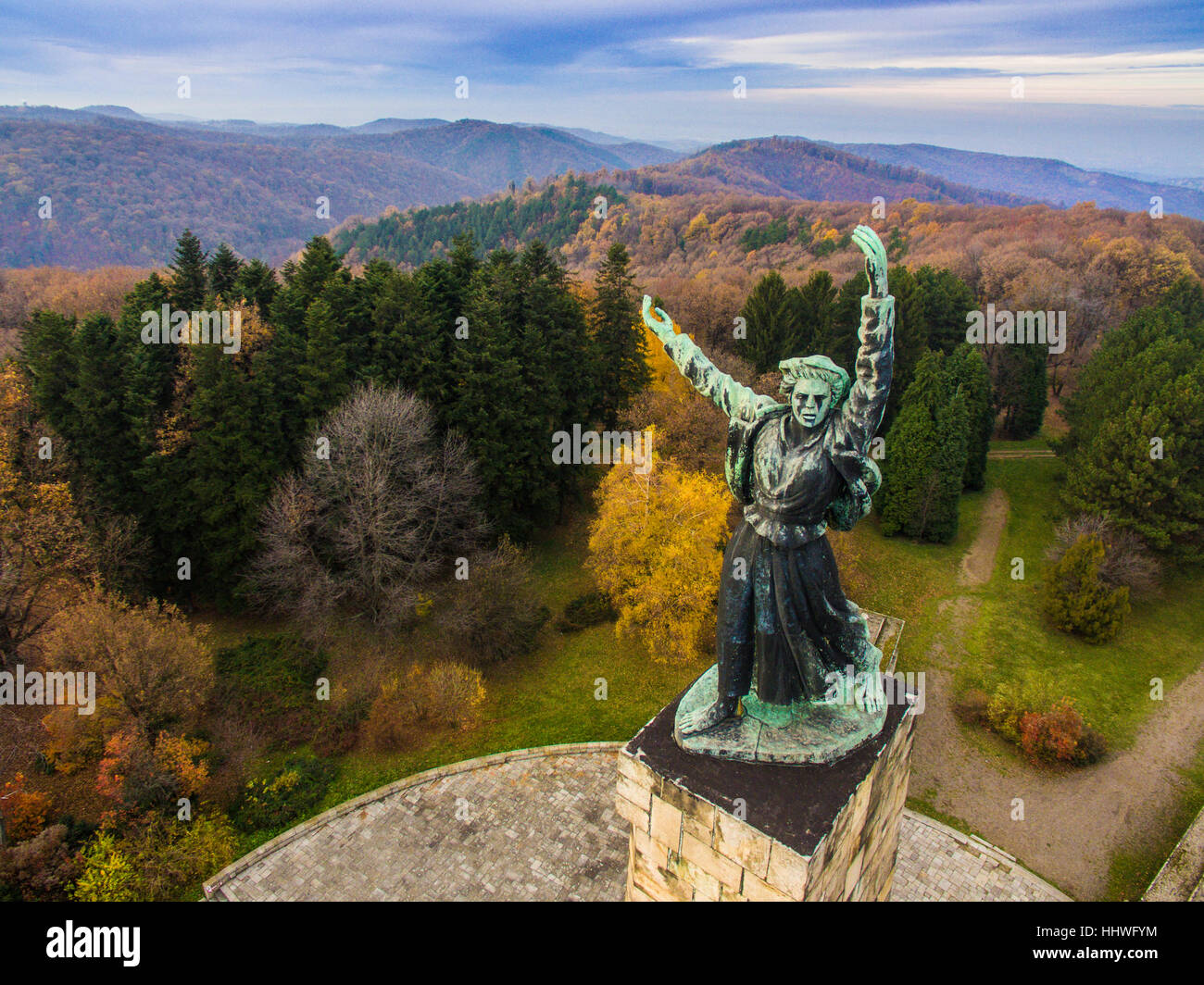 Libertad monumento sobre Iriski venac sobre montaña Fruska Gora en Serbia Foto de stock
