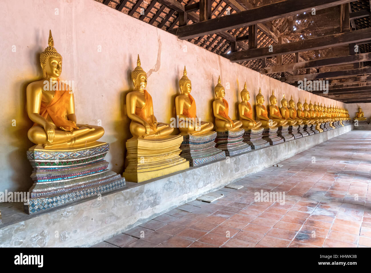 Fila de la estatua del buda de oro Wat Phutthaisawan sentado en el templo en el Parque Histórico de Ayutthaya, Phra Nakhon Si Ayutthaya, Tailandia Provincia Foto de stock