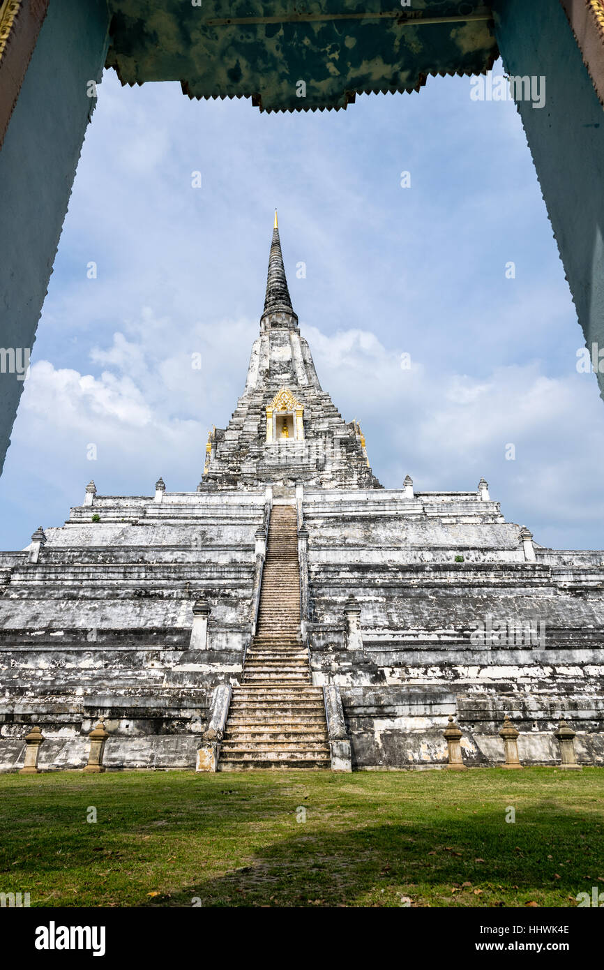 La antigua pagoda blanca grande mirando a través del marco de la puerta de Wat Phu Khao Thong templo es famosa atracción turística religión, Phra Nakhon Si Ayutthaya Foto de stock